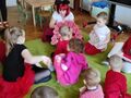 Dzieci siedzą na dywanie