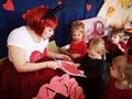 Pani Walentynka rozdaje dzieciom kartki walentynkowe