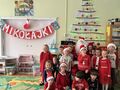 zdjęcie grupowe z Mikołajem dzieci w czerwonych ubraniach