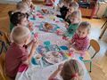 dzieci jedzą pączki sala przedszkolna