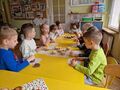 dzieci przy stoliku jedzą muffinki