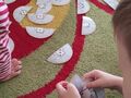 dzieci układają przecięte poczki