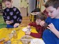 chłopcy przygotowują jedzenie dla ptaków