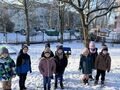 dzieci w ogrodzie przedszkolnym szukają karmników
