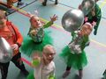 dzieci w kosmicznych bawią sie srebrnymi balonami