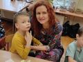 mama z synem na warsztatach plastycznych w sali przedszkolnej