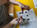 Dziecko pracuje w książce- łączy pary