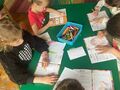 Dzieci pracują w książce- rysują swoje emocje