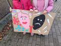 Dzieci z plakatem zdrowych i chorych płuc na spacerze