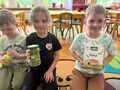 Dzieci trzymają produkty ze znakiem rolnictwa ekologicznego