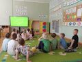 Dzieci oglądają prezentację z zielonym znakiem rolnictwa ekologicznego